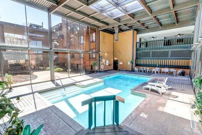 Building Photo - Skyway Condo, 2 Bed, 1.5 Bath, Secure Building