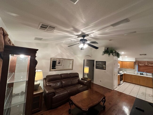 Building Photo - BEAUTIFUL 2 Bedroom 2 Bath Home
