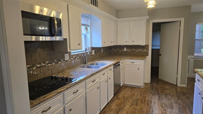 Building Photo - 3303 Candleway Dr