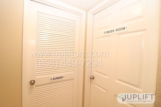 Building Photo - 3 bed, 2.5 bath Home in Charming Neighborh...