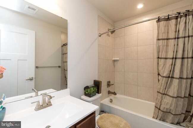 Building Photo - 10605 Brewerton Ln