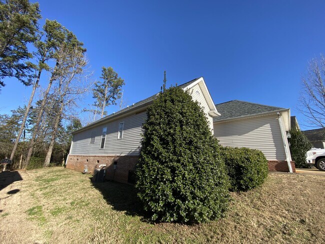 Building Photo - 208 Summergrass Dr