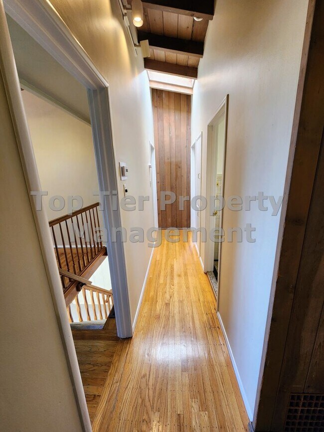 Building Photo - Beautiful 3-bedroom, 2-bathroom home locat...