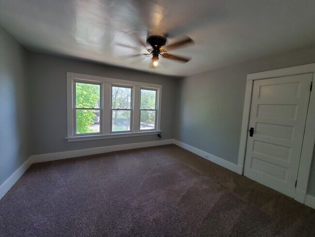 Building Photo - 2 bedroom house in Davenport