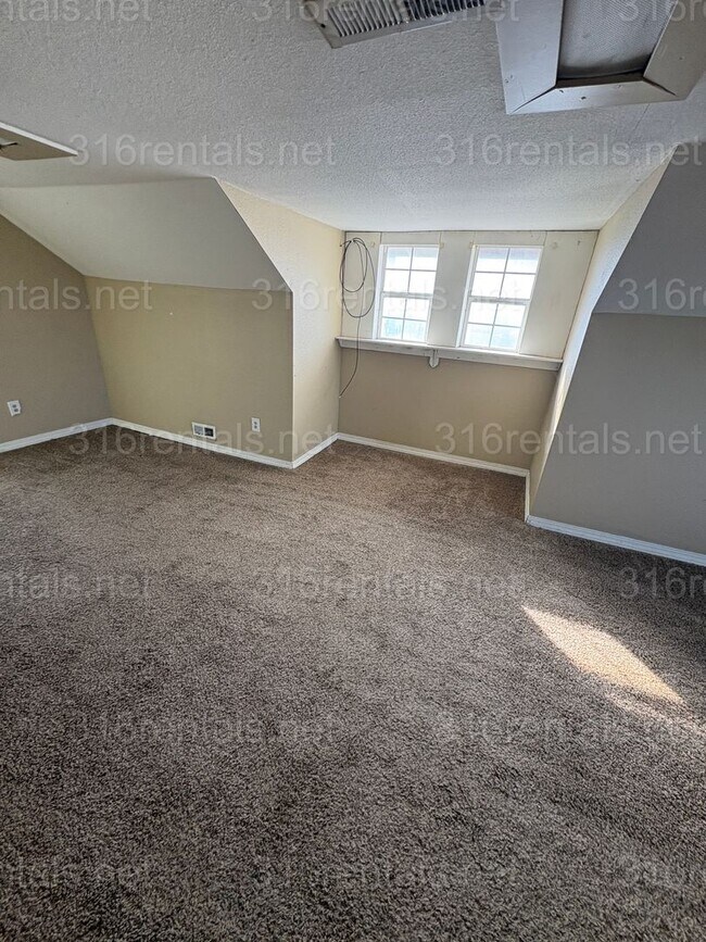 Building Photo - $775 - 2 bed 2 bath - Single Family Home