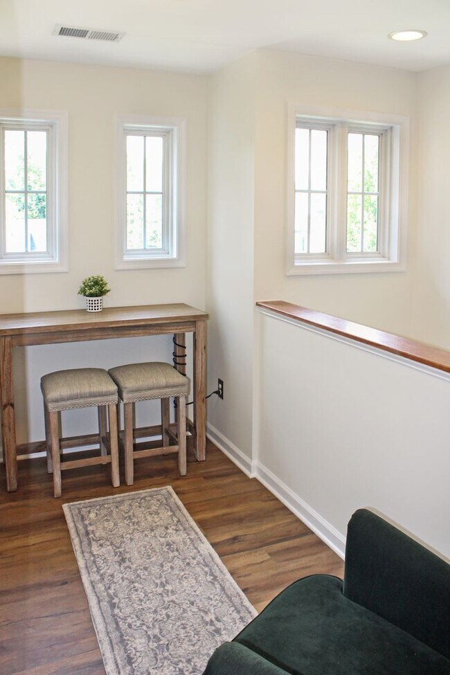 Building Photo - Fully furnished - single family