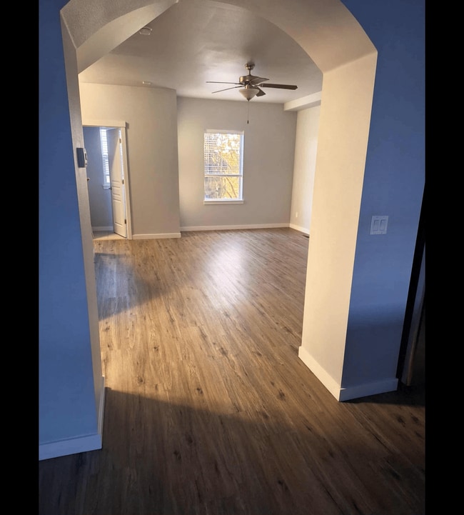 Building Photo - ? Stunning 3 Bedroom, 2.5 Bath Townhome in...