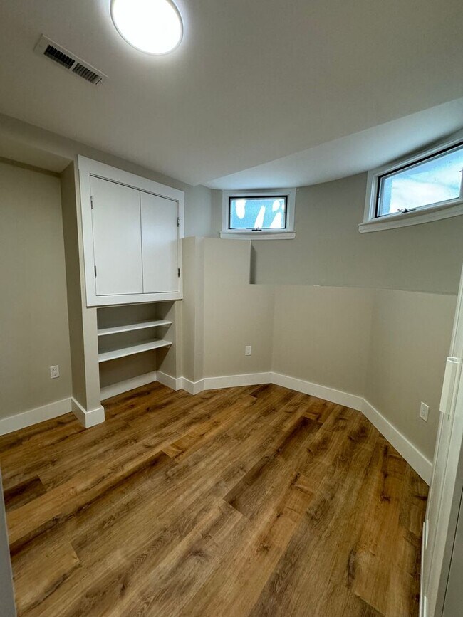 Building Photo - June 1st-ish Renovated 3 Bed/2 Bath A+ Location Worthington St