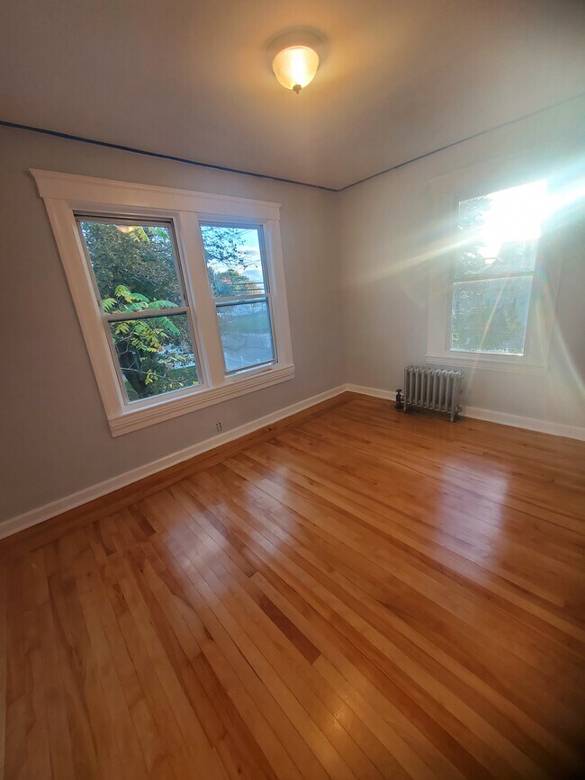 Building Photo - 385 Burncoat St