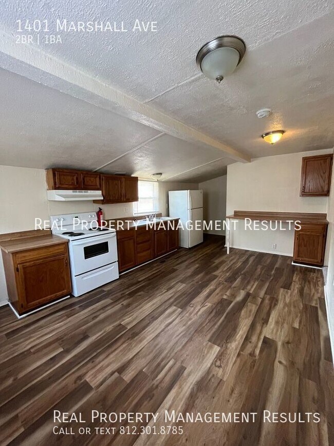 Building Photo - 2 Bedroom, 1 Bath House East Side