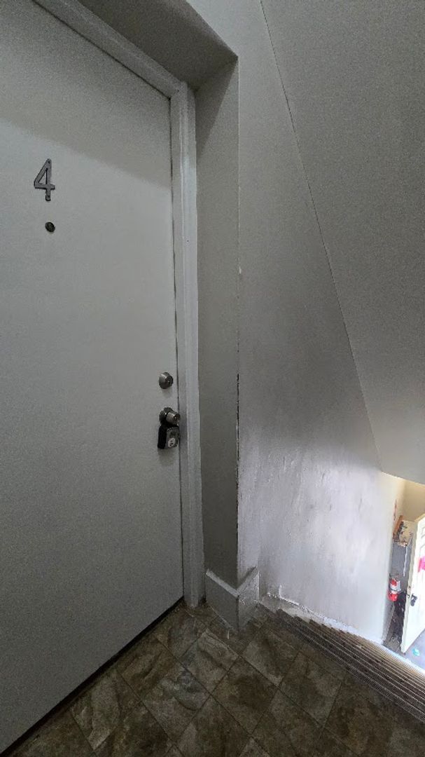 Building Photo - 2-BED SECTION 8 APPROVED