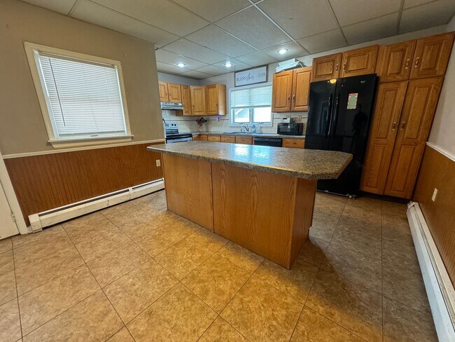 Building Photo - THREE BEDROOM/ONE BATH TWIN