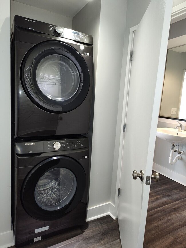 Building Photo - Modern condo located in the Silo Urban Lof...