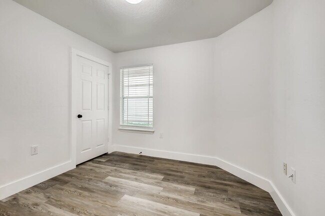 Building Photo - 1604 Anise Dr