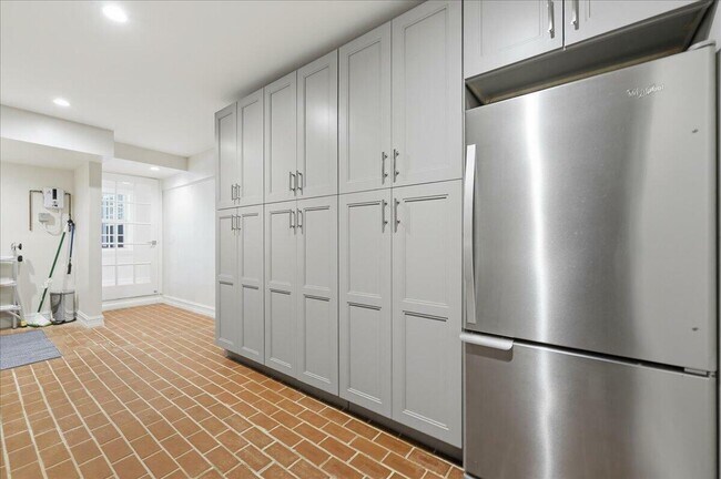 Building Photo - 459 NE 15th Ave