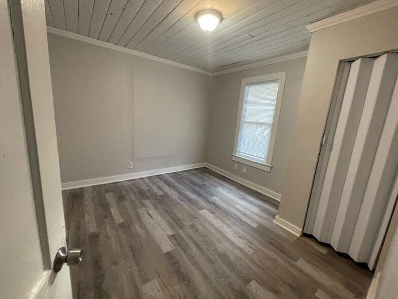 Building Photo - 250 Vernis Ave