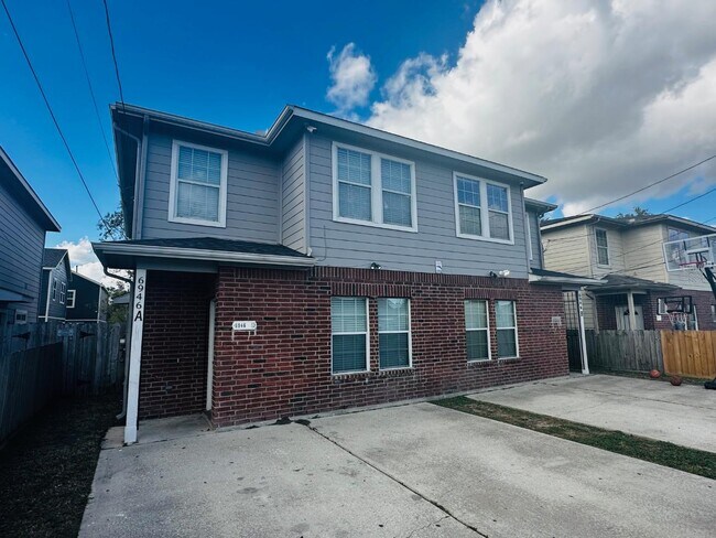 Building Photo - 6946 Paris St