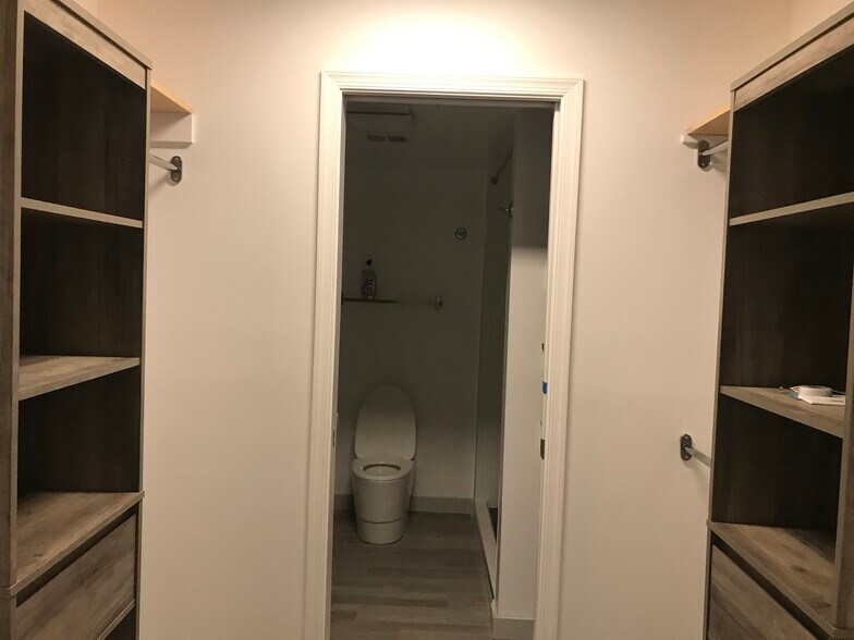 Building Photo - 5815 Rexford Dr