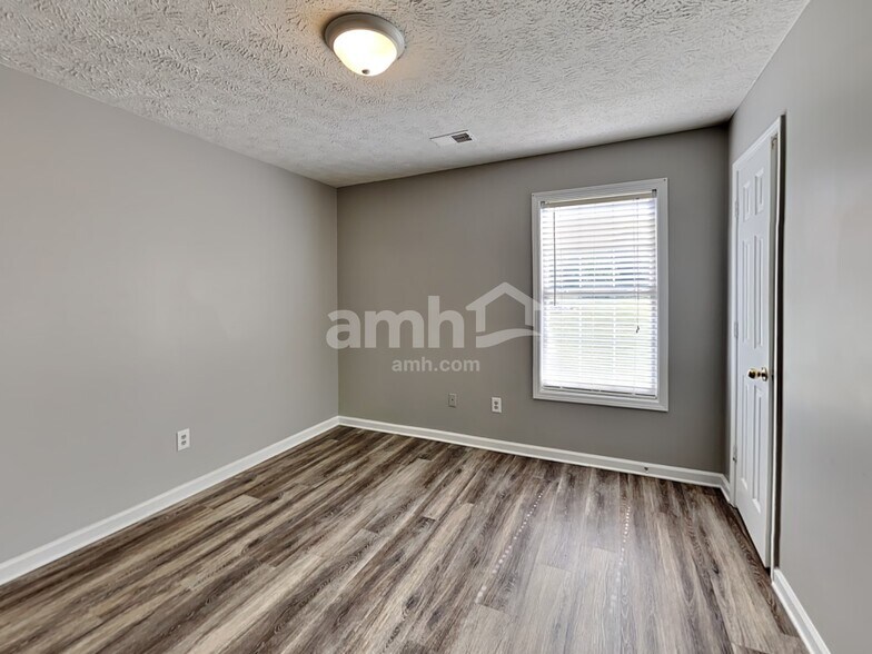 Building Photo - 2025 Graybrook Dr