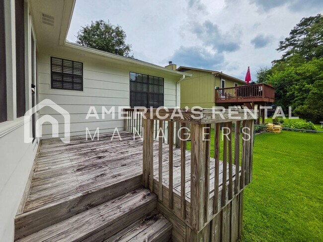 Building Photo - DEPOSIT PENDING! Newly Renovated and Ready for Move In!