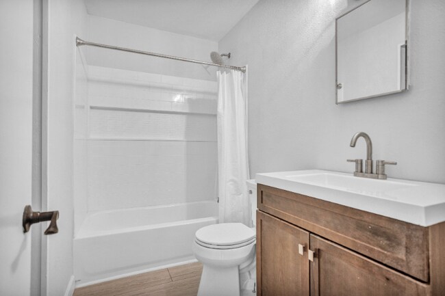 Building Photo - 705 E 9th Ave