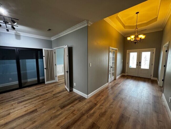 Building Photo - Near Redstone Arsenal Gate 1 with fence, storm shelter and AMAZING spa shower in primary suite