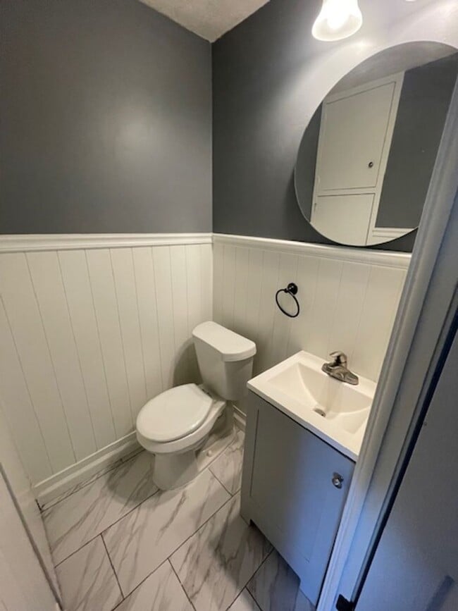 Building Photo - Adorable 3BR 2.5BA Home w/ Sun Room • 2 Car Garage  • Private Yard in Avon Lake