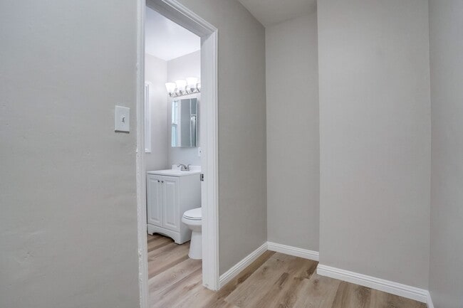 Building Photo - Upgraded Studio in Belmont Shore Available Now!!