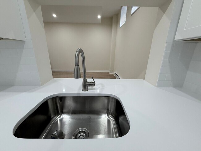 Building Photo - MISSION HILL 3 BED!!!!