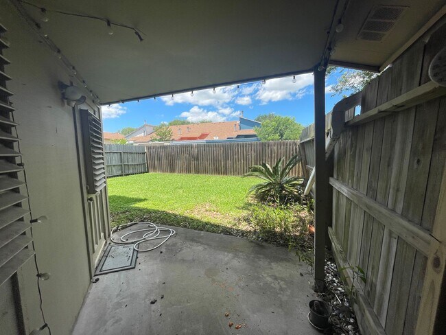 Building Photo - This spacious 3-bedroom, 2-bathroom apartment