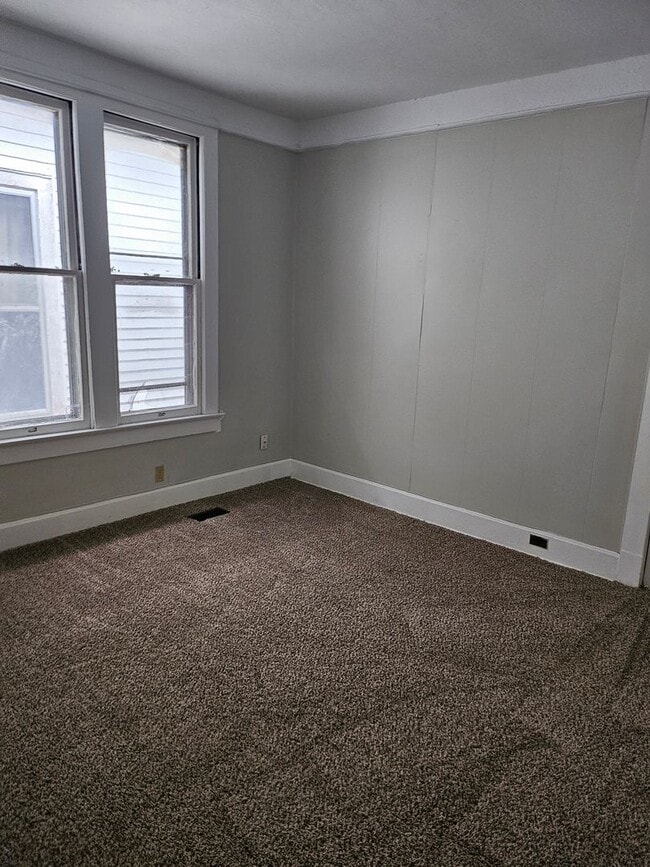 Building Photo - Remodeled 2 Bed house Available Now