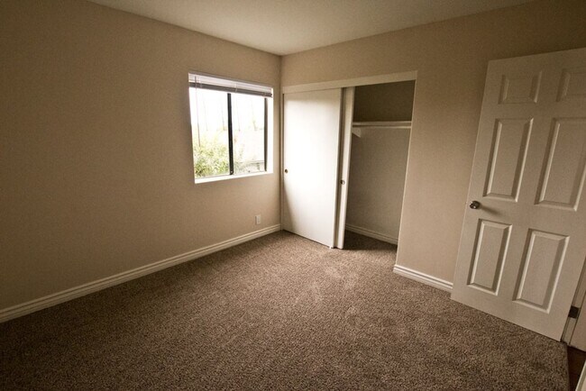 Building Photo - Beautiful 4BR/3 Full BA single family home with large yard