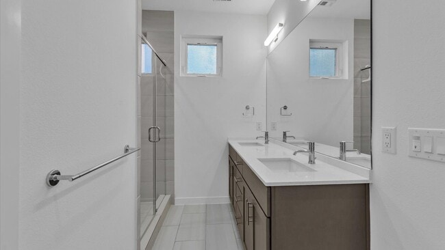 Building Photo - Prime Location Condo in the Heart of San Antonio!