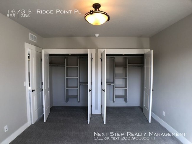 Building Photo - 5 bed 3 bath - Right Next to Table Rock