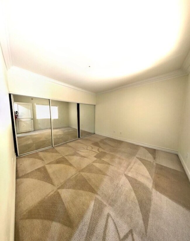 Building Photo - 1 Bedroom Condo In A Luxurious Community!!