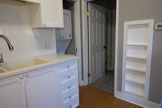 Building Photo - Very Cute 1 Bd/1Ba back half of duplex.