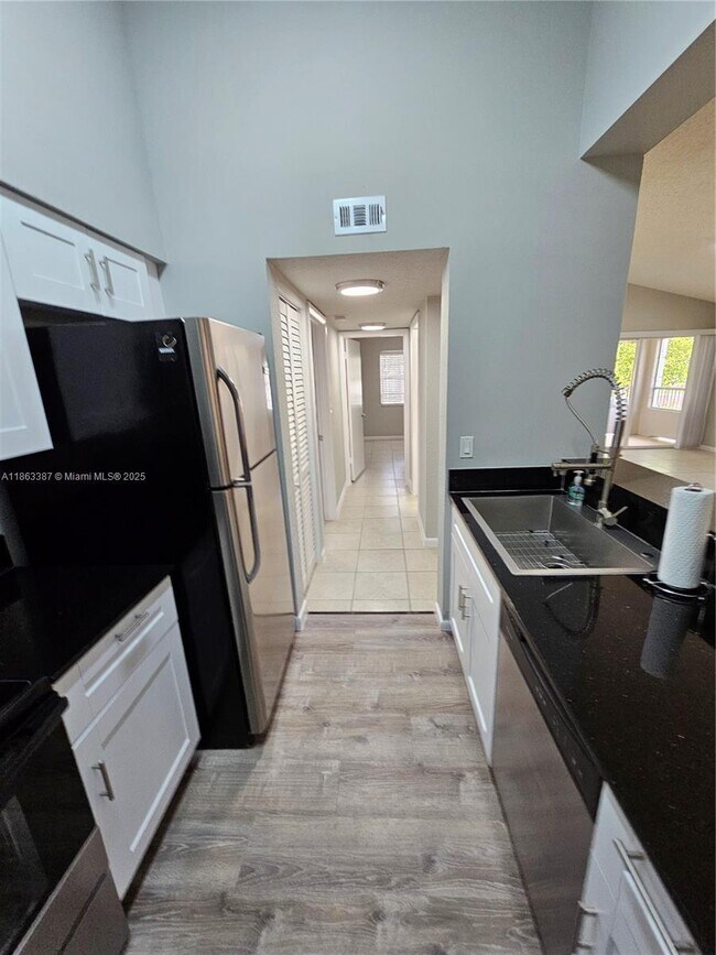 Building Photo - 2811 N Oakland Forest Dr