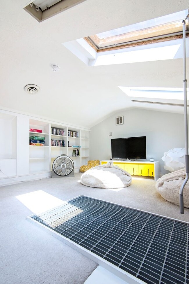 Building Photo - Super fun remodeled Apartment