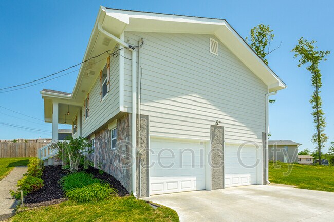 Building Photo - 8128 Fallen Maple Dr