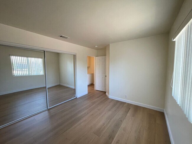 Building Photo - Apple Valley Home in The Vineyards- 3 Bedrooms, 2 Bathrooms, 2 Car Garage, New Flooring