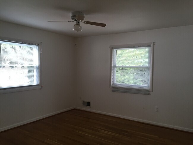 Building Photo - 4 BEDROOM, 3 FULL BATH SINGLE FAMILY HOME ...
