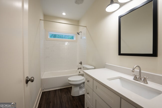 Building Photo - 1020 Bell Cir