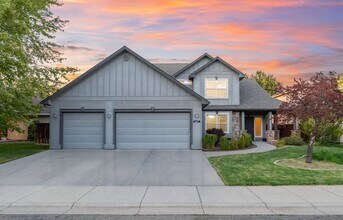 Building Photo - SE BOISE 5BD/3.5BA PLUS OFFICE