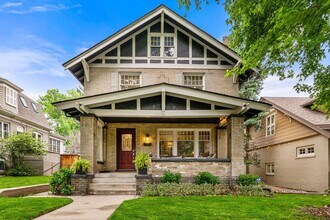 Building Photo - LOCATION LOCATION!! Stunning home located ...