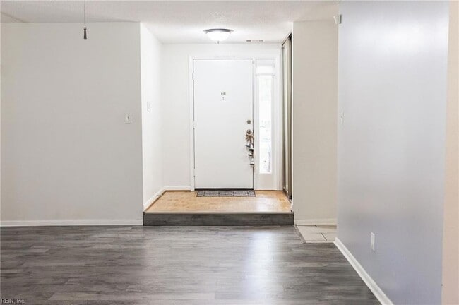 Building Photo - 1545 Lakeport Ct