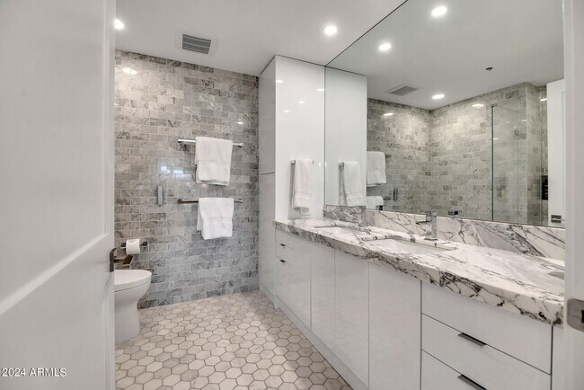 Building Photo - 7117 E Rancho Vista Dr