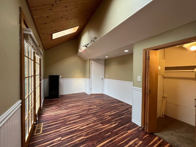 Building Photo - Outdoor Oasis: Charming 3 Bed 2 Bath House!