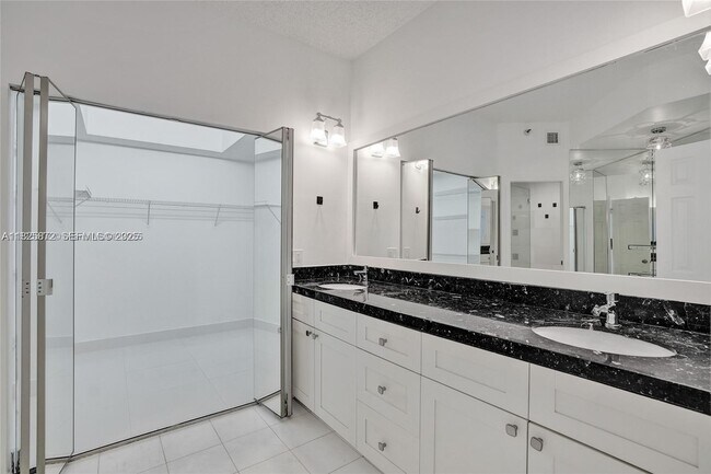 Building Photo - 3500 Mystic Pointe Dr