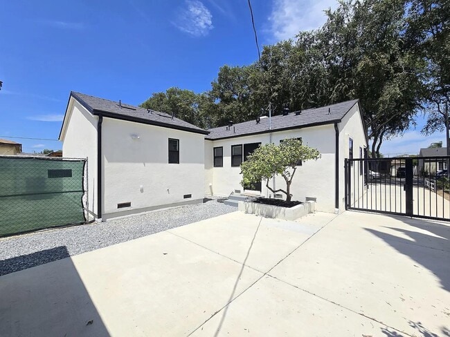 Building Photo - 6327 California Ave