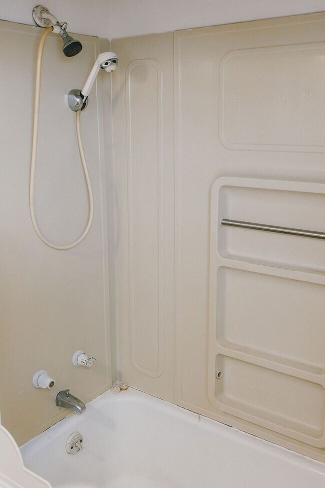 Building Photo - 114 Thompson St